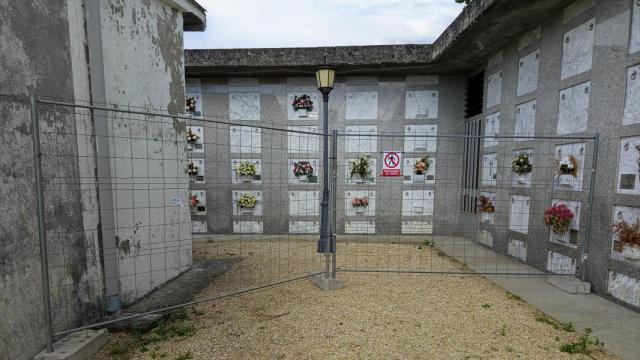 El Arzobispado cierra temporalmente el cementerio de Bergondo ante el peligro de derrumbes