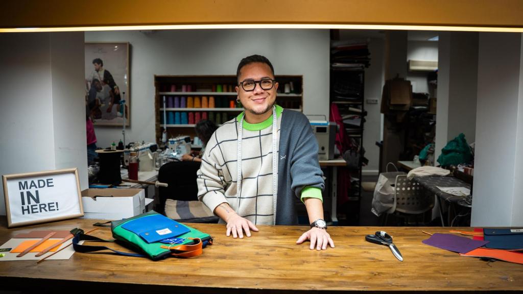 Chong, en su taller con una de sus mochilas.