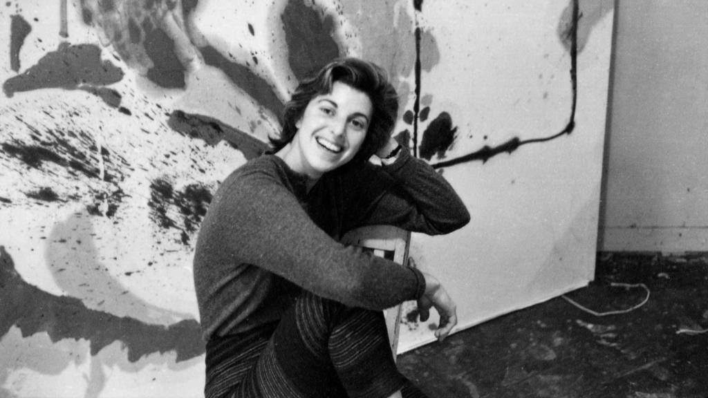 Frankenthaler en su estudio de la Tercera Avenida con Alassio (1960, obra en progreso), Nueva York, 1960.  Foto: Helen Frankenthaler Foundation, Inc./Artists Rights Society (ARS), New York / VEGAP