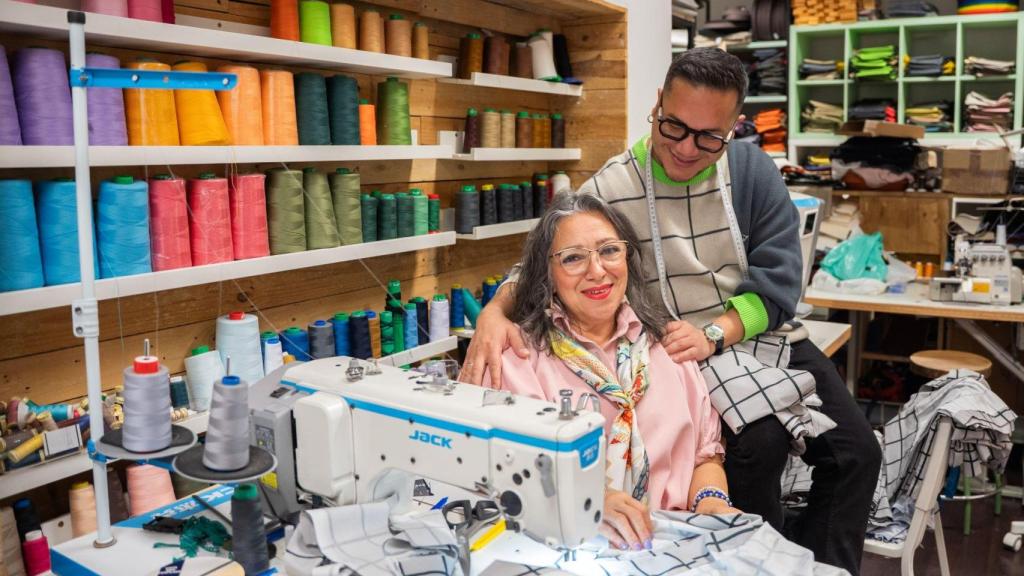 El diseñador con su madre.