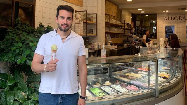 Jose Luis Monros frente el escaparate de helados de La Alboraya