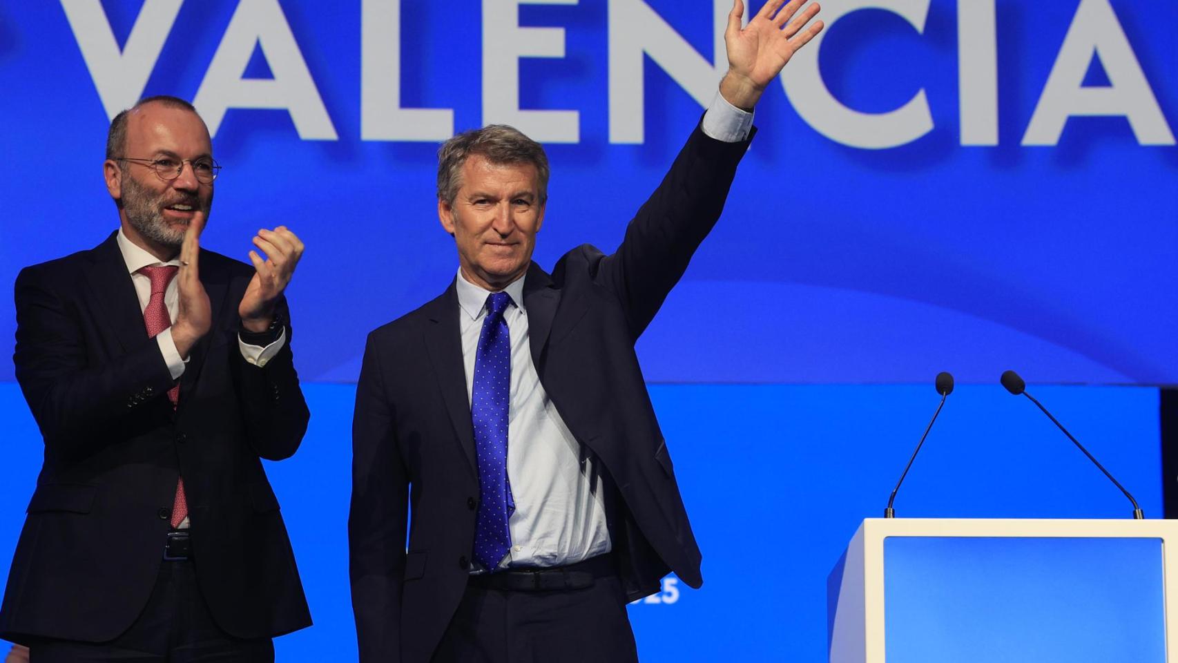 El presidente del PPE, Manfred Weber, junto al líder del PP, Alberto Núñez Feijóo, este miércoles en Valencia.