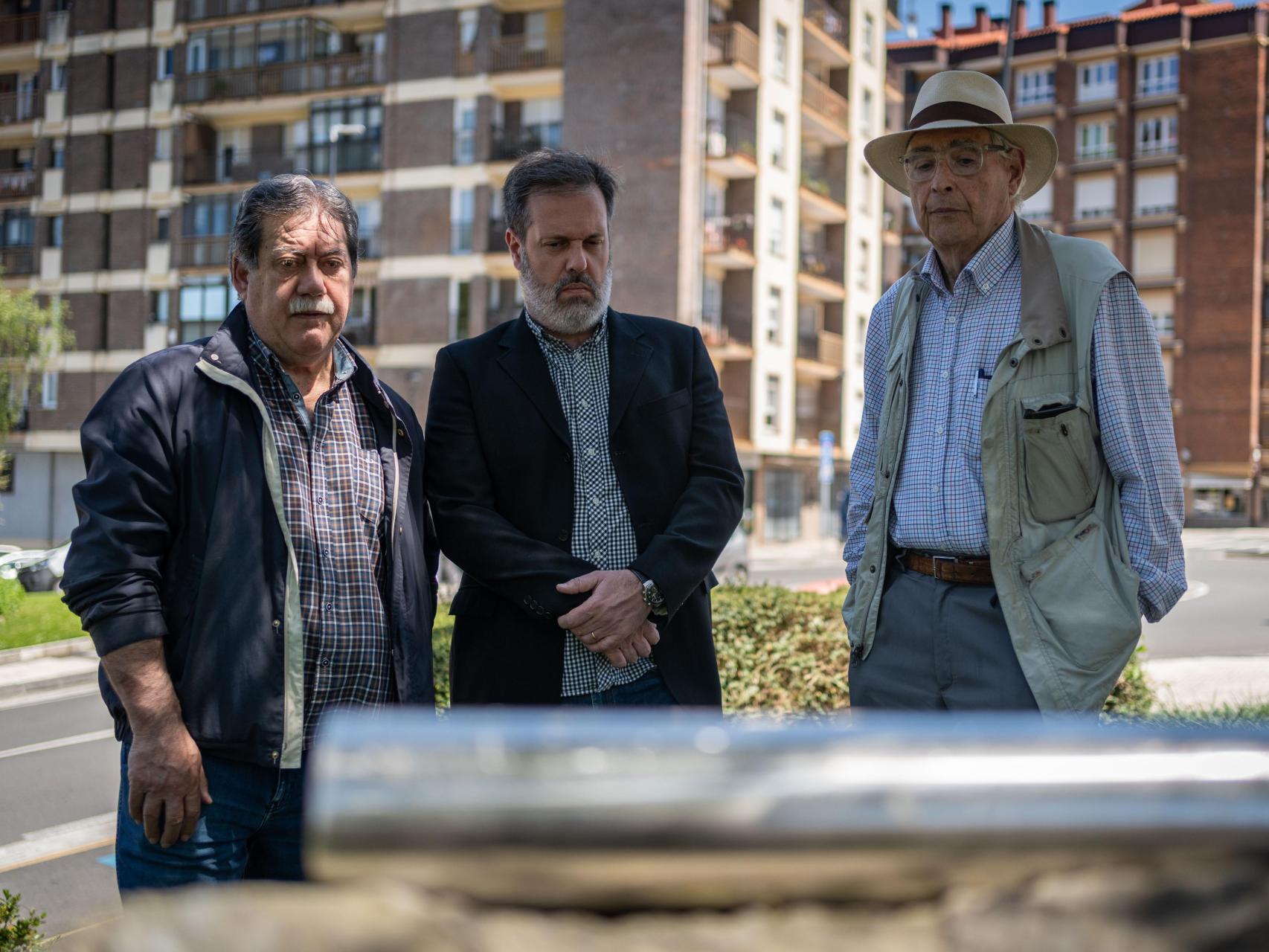 De izquierda a derecha: José Luis Vela –exconcejal del PSOE amenazado por ETA e íntimo amigo de López de Lacalle–, Alain –hijo del articulista asesinado– e Ignacio Latierro –librero de la mítica Lagun, otro íntimo amigo–.