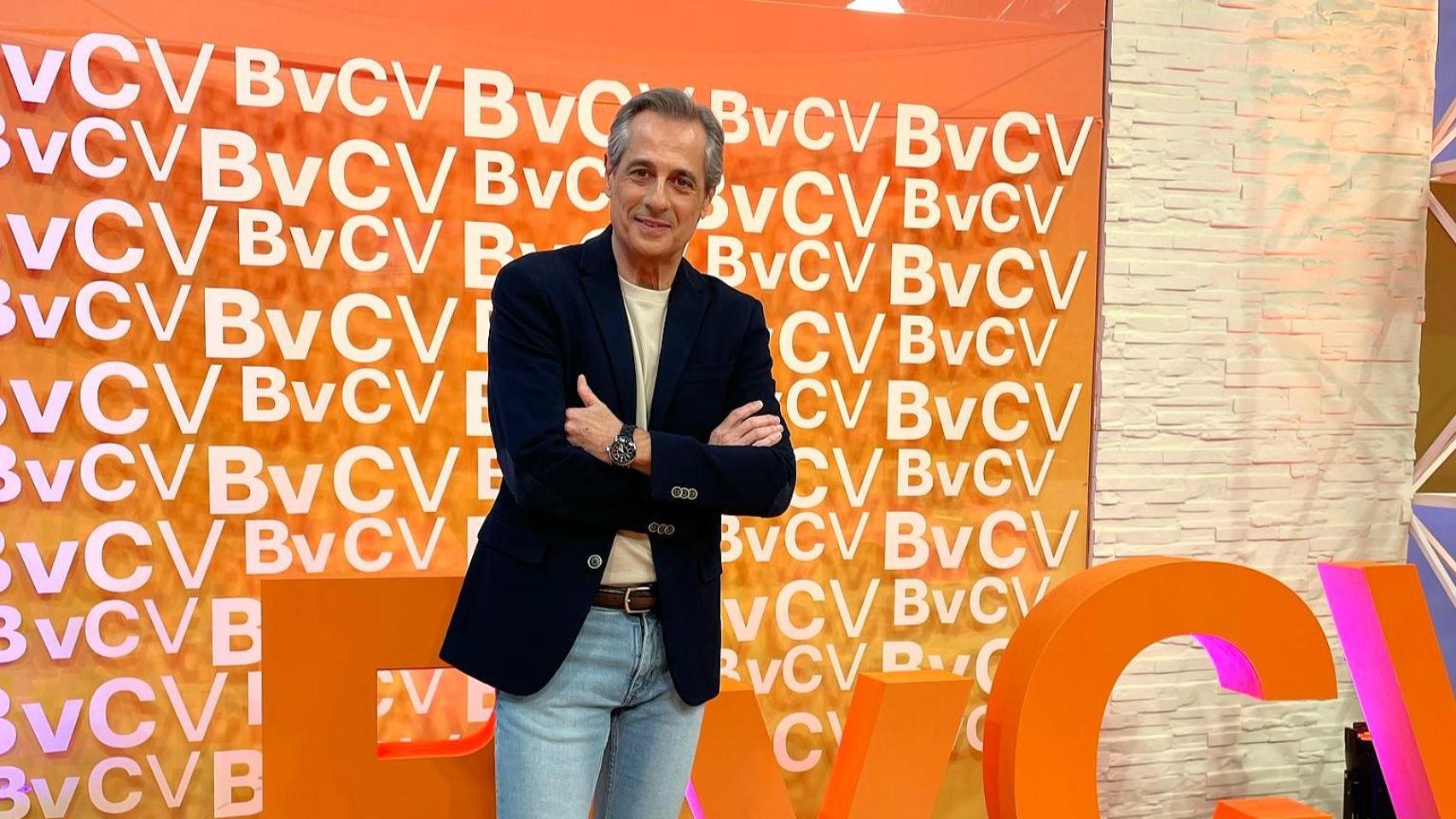 El presentador Ximo Rovira, en el plató de 'Bona vesprada Comunitat Valenciana'.