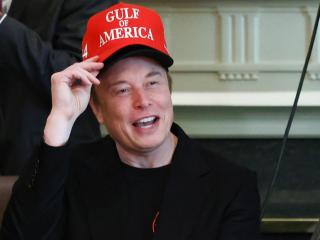 Elon Musk, el ejecutor de la política de recortes de Trump, con dos gorras en la Casa Blanca.
