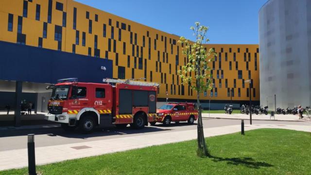 Un camión de bomberos aparcado en las puertas del Hospital Universitario de Toledo durante el apagón.