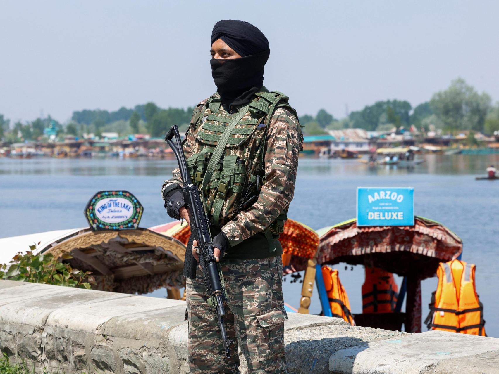 Personal de las fuerzas de seguridad indias montan guardia a orillas del lago Dal, tras un presunto atentado militante cerca de Pahalgam, en el sur de Cachemira, en Srinagar, 27 de abril de 2025.