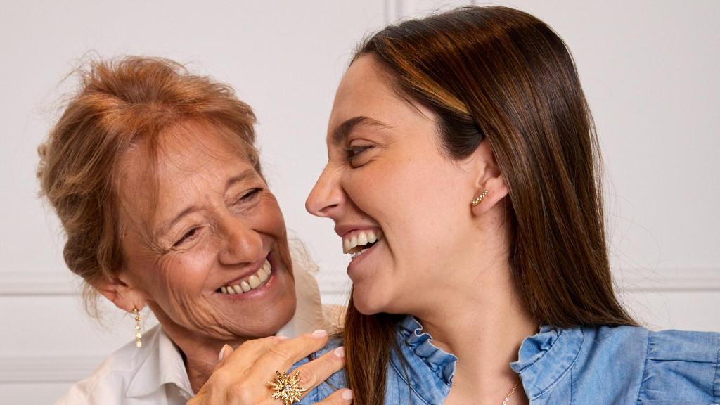 Ana Iglesias junto a su madre.