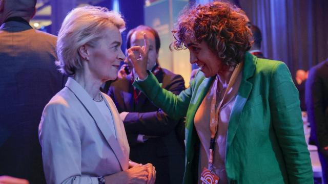 Ursula von der Leyen charla con Dolors Montserrat, nueva secretaria general del PPE, en el congreso de Valencia.