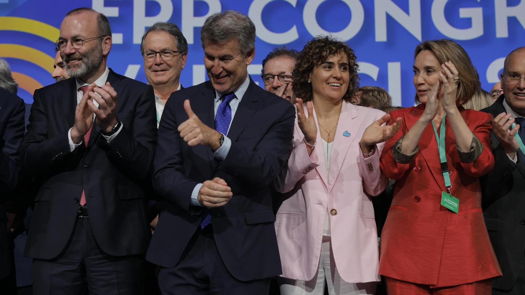 Manfred Weber, Alberto Núñez Feijóo, Dolors Montserrat y Cuca Gamarra saludan desde el escenario al cierre del congreso del PPE en Valencia.