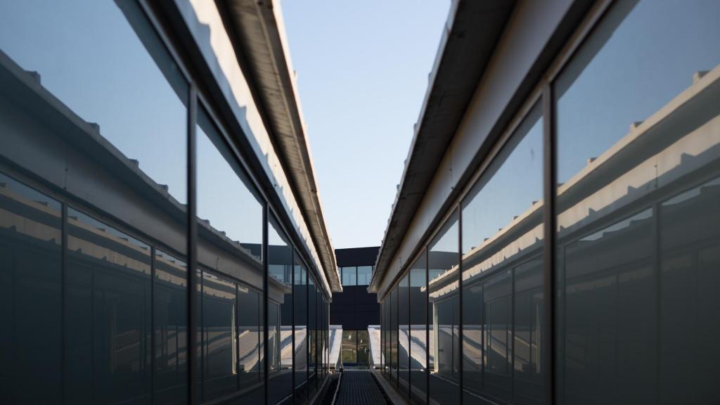 Canal de recogida de agua en las instalaciones de Actiu en Castalla, Alicante.