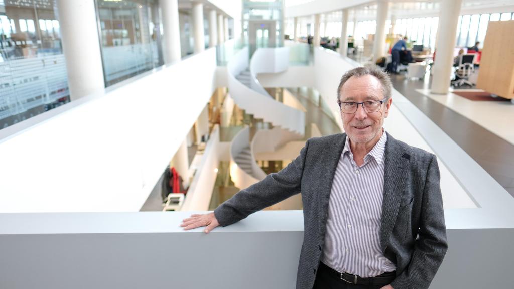 Vicente Berbegal, fundador de Actiu, posa en sus oficinas en Castalla, Alicante.