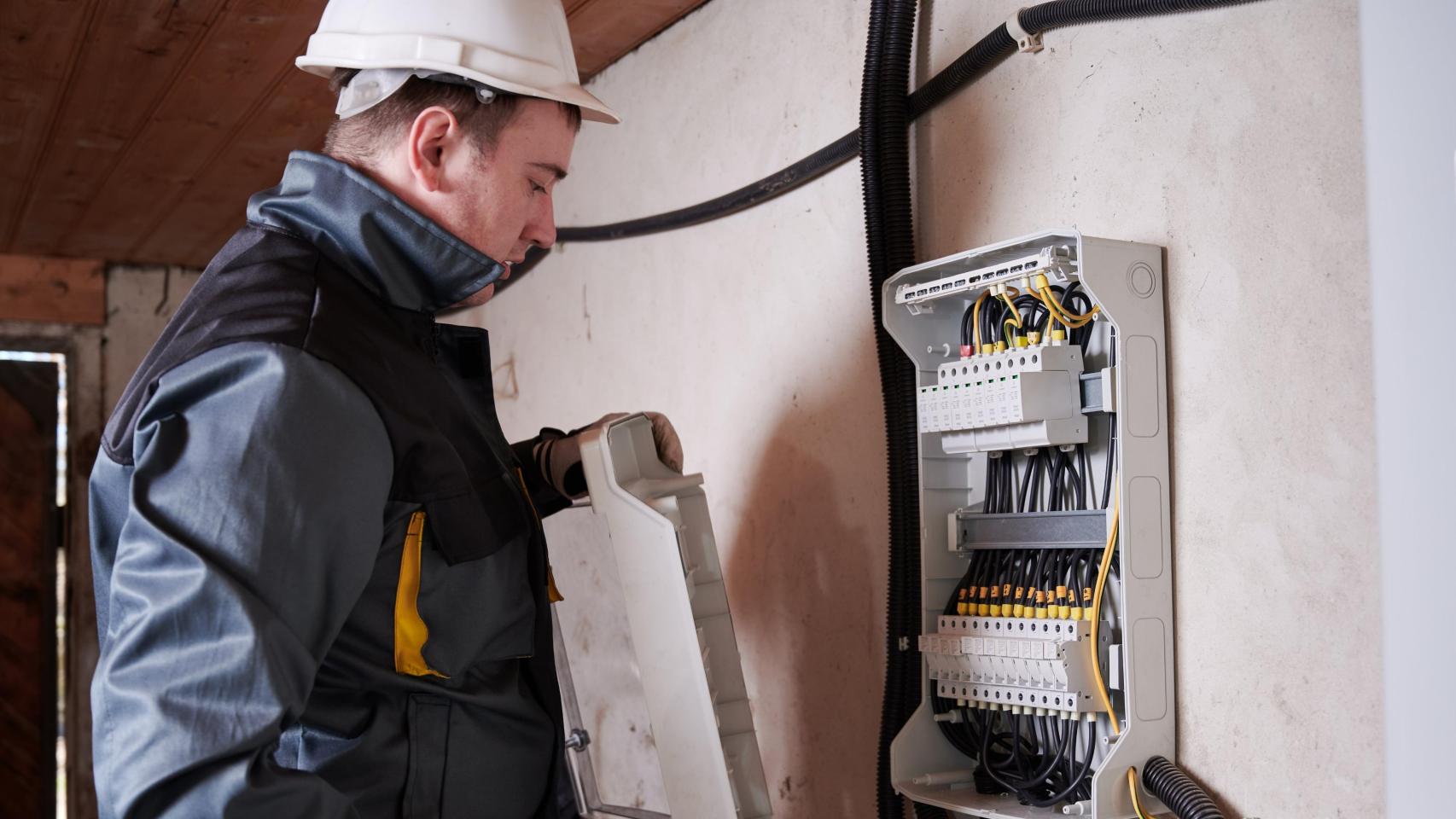 Imagen de un joven trabajando de electricista
