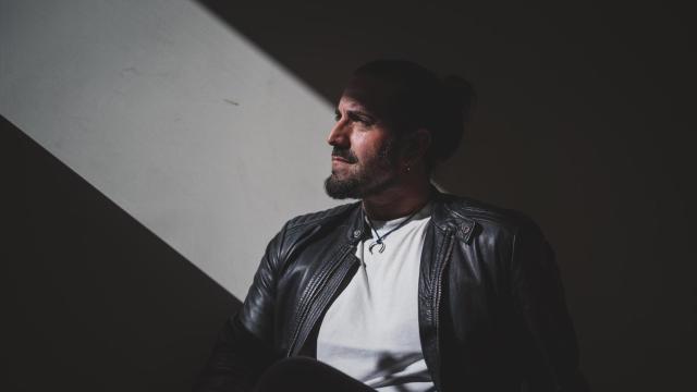 El cantautor Andrés Suárez presenta su nuevo libro, 'Todavía más allá de mis canciones', y aprovechamos para hablar de amor y mujeres inspiradoras.