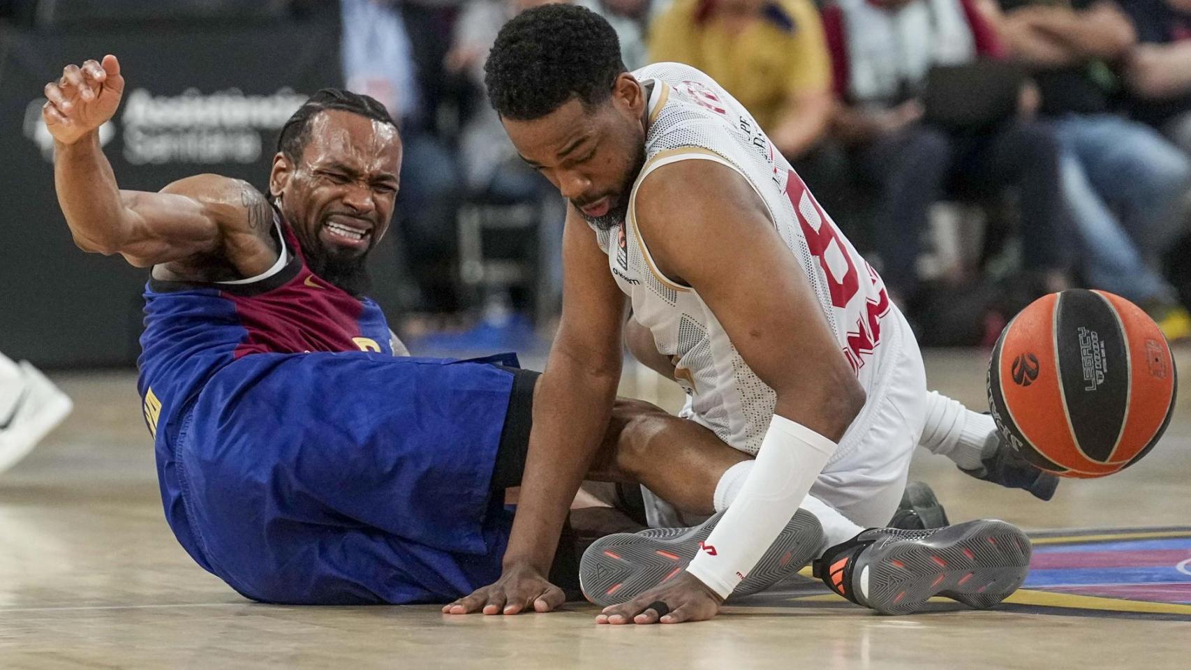 Kevin Punter lucha un balón con Jordan Loyd.