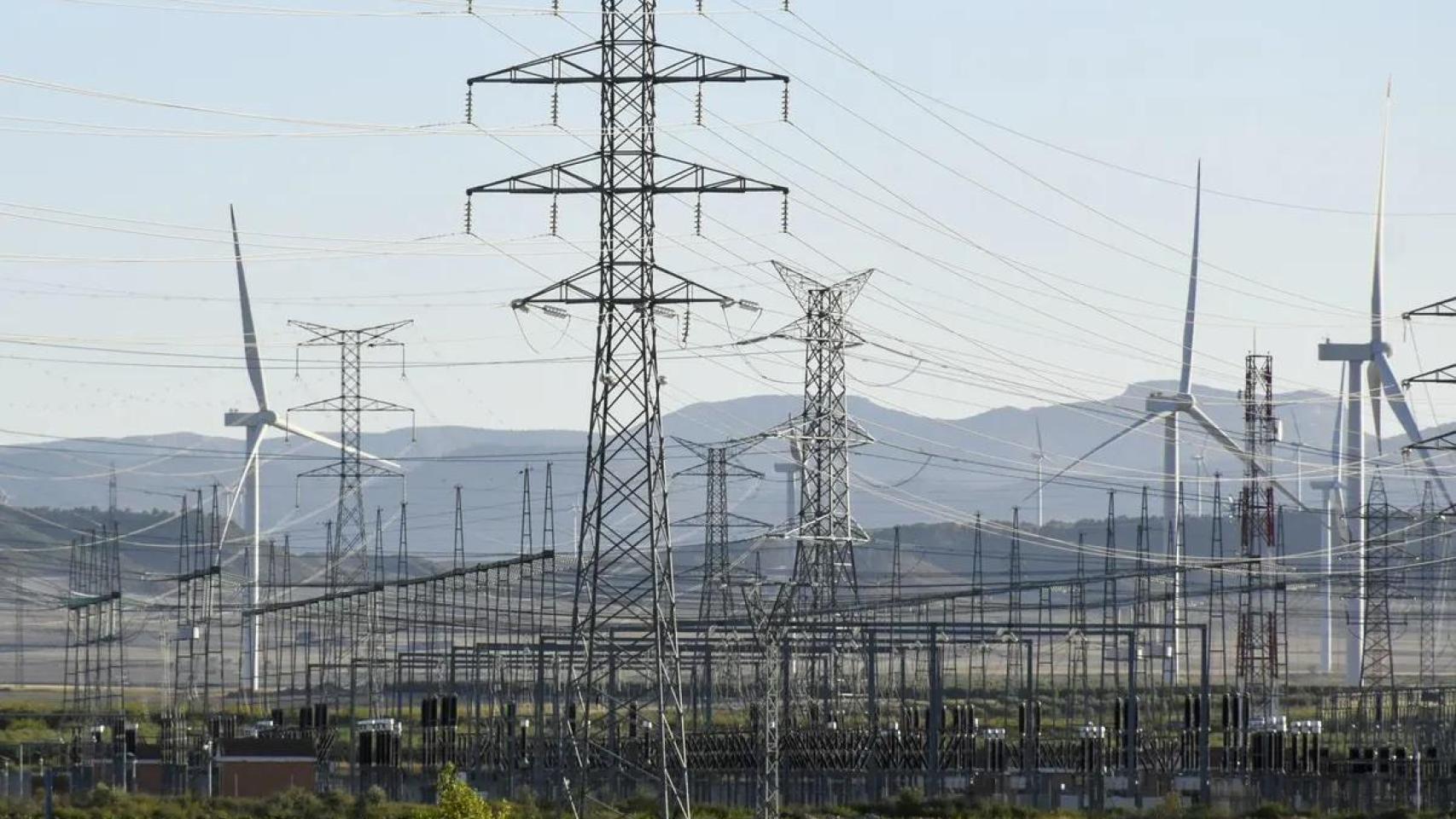 Cables de alta tensión de la red eléctrica.