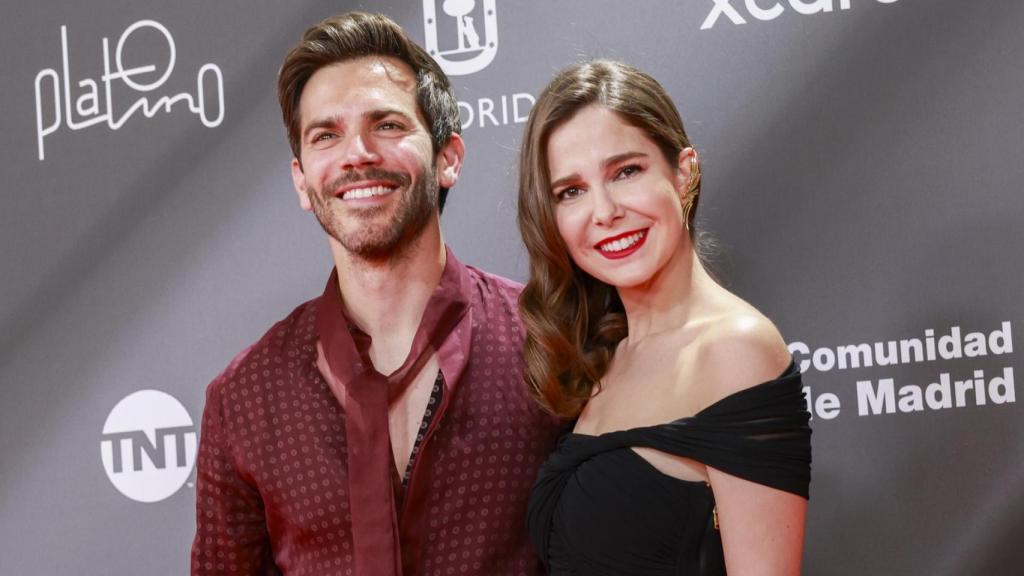 Natalia Sánchez posa en la alfombra de los Premios Platinos con su pareja, Marc Clotet.