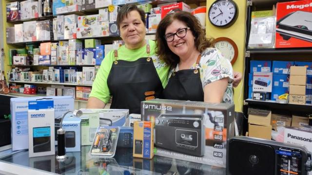 Soraya Aller y su empleada, Sonia, con modelos de radios y linternas en Puerto Libre.
