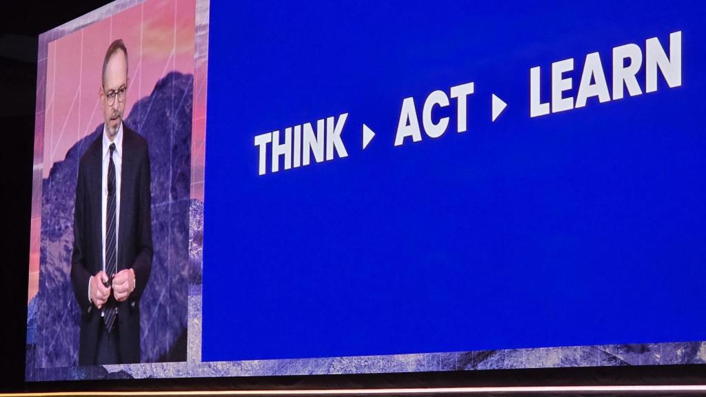 Calkins explica, en la conferencia principal del 28 de abril, el triple comportamiento de los nuevos agentes de IA de Appian para pensar, actuar y aprender.