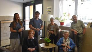 La terapeuta ocupacional, Lourdes Tomé; el fisioterapeuta, Guillermo García, y el director del centro residencial Clecevitam Patio de los Palacios, José Antonio San José, junto a tres mujeres residentes