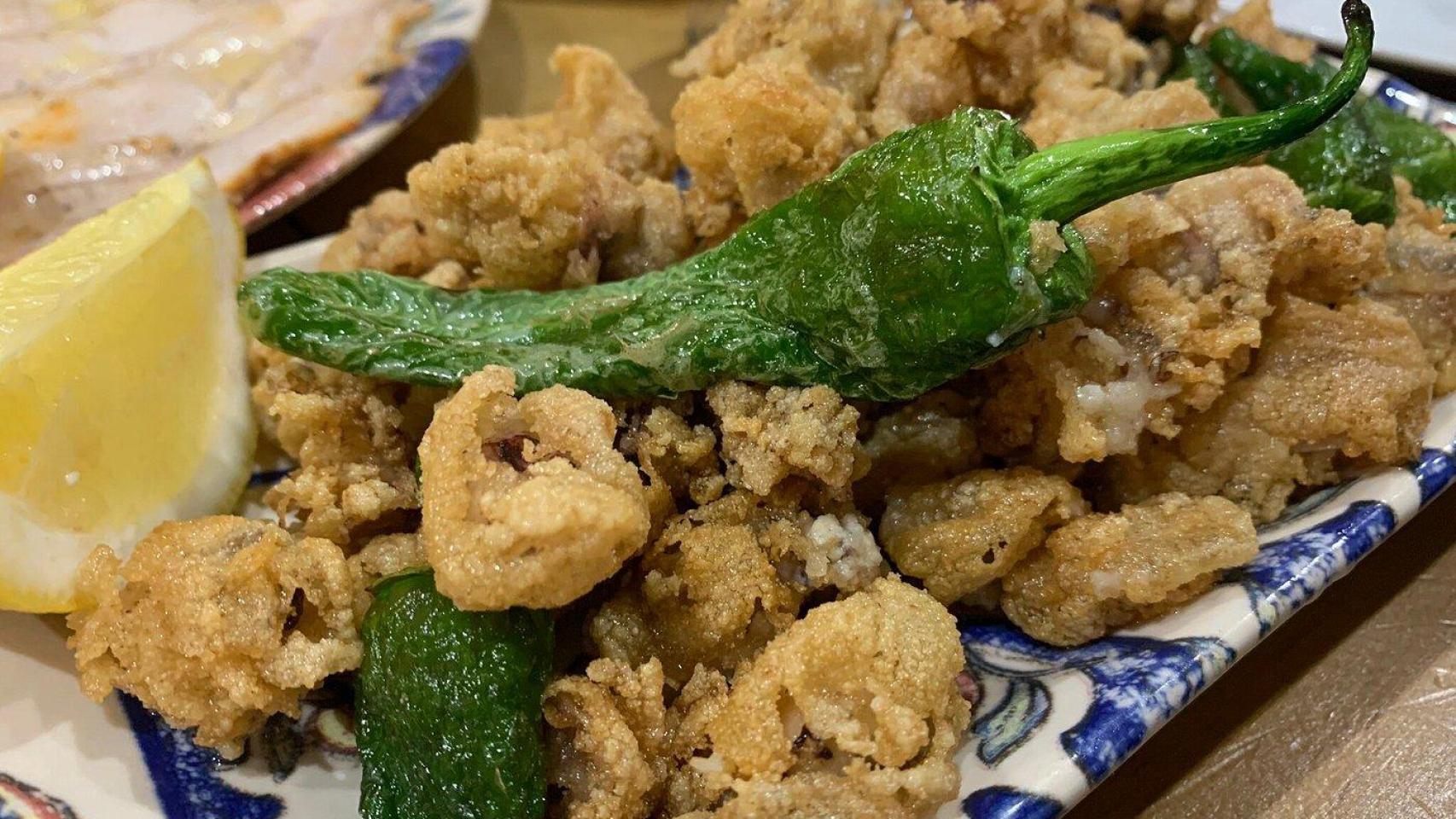 Chipirones rebozados con pimiento de piquillo del bar La Marimorena, Zaragoza.