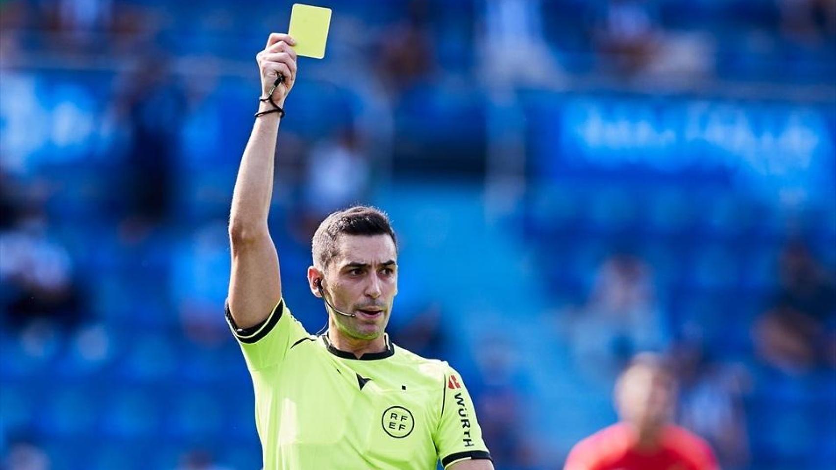 Alejandro Muñiz Ruiz durante un partido de fútbol en Primera División.