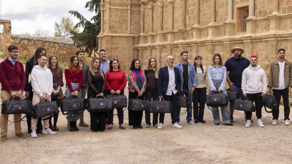 Juanra Bonet recibe a los 18 concursantes de 'Traitors' a su llegada al Monasterio de Piedra.
