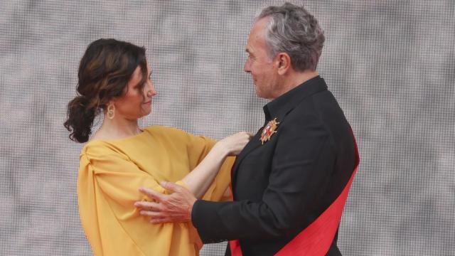 Isabel Díaz Ayuso entregando la medalla a José Coronado.