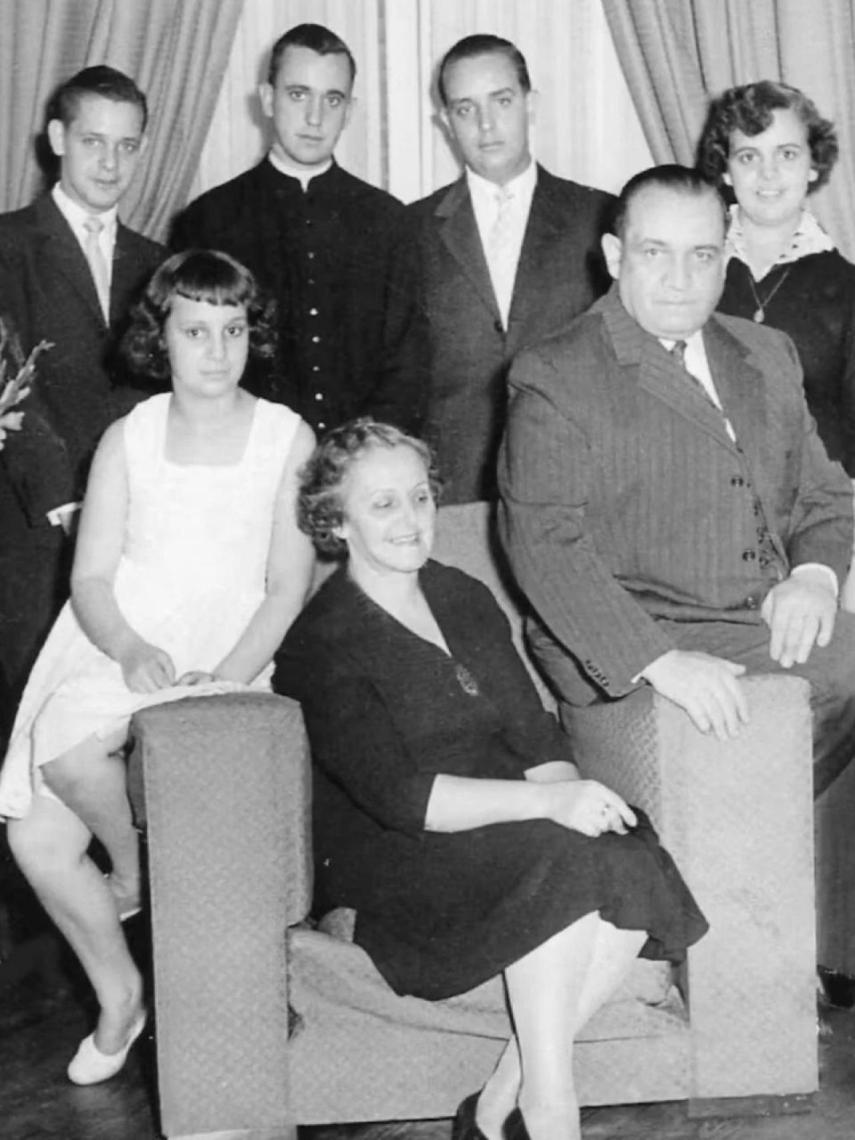 Jorge Mario Bergoglio vestido de cura. En esta foto aparece con sus abuelos, padres y hermanos