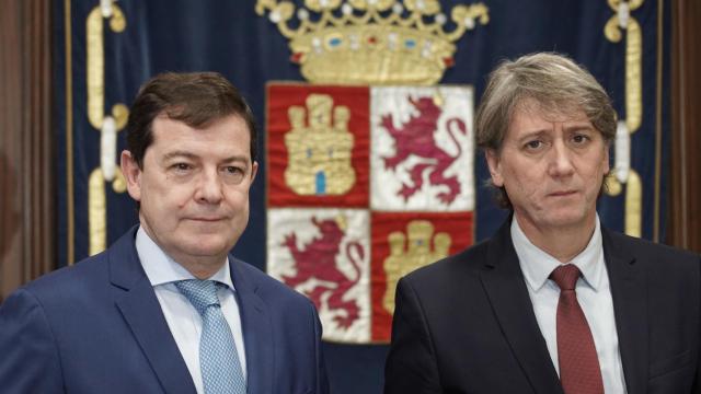 El presidente de la Junta, Alfonso Fernández Mañueco, y el secretario general del PSOE de Castilla y León, Carlos Martínez, durante su reunión del pasado 4 de abril