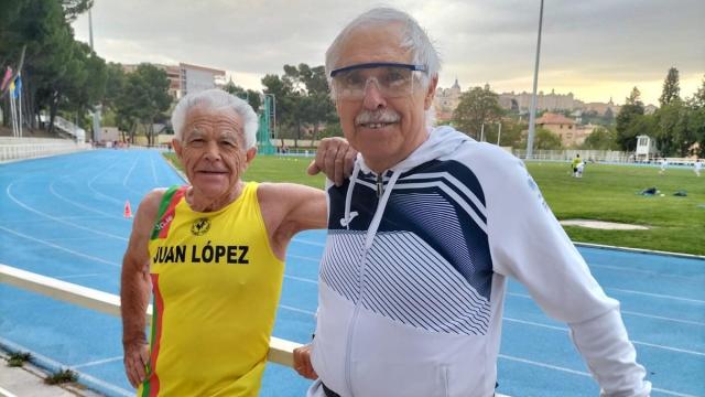 Juan López junto a su entrenador, Ricardo Ortega.