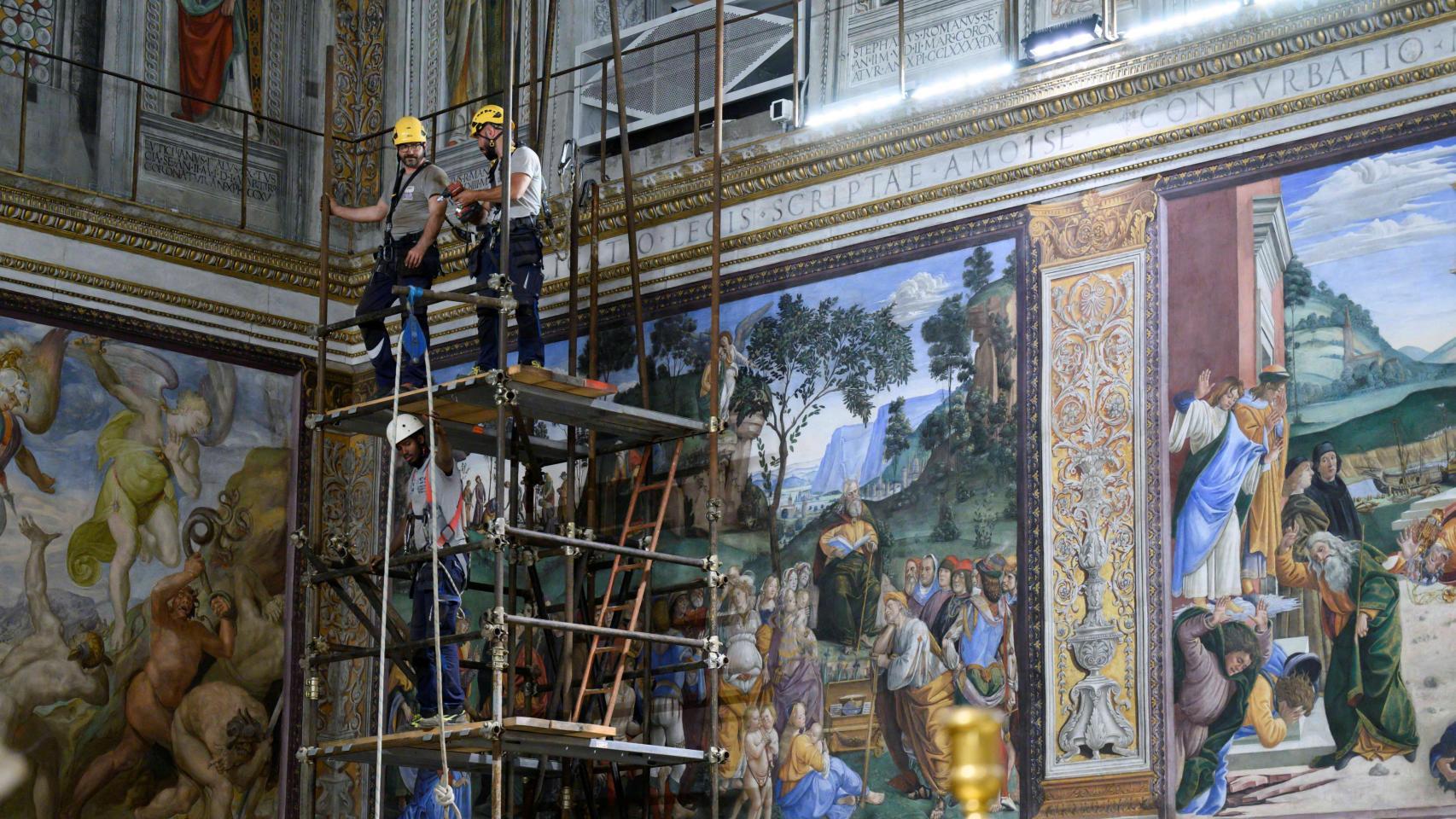 Operarios preparan la Capilla Sixtina para el cónclave.