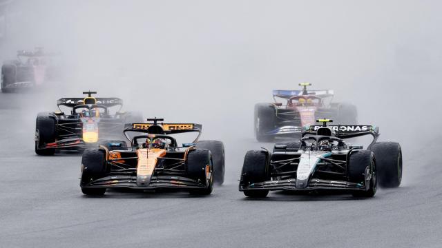 Piastri adelantando a Antonelli en la sprint del GP de Miami.