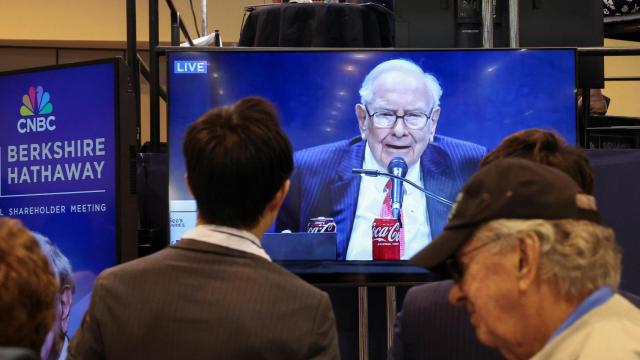 Imagen de Warren Buffett en una pantalla de TV durante su intervención en la Junta de accionistas de Berkshire Hathaway.