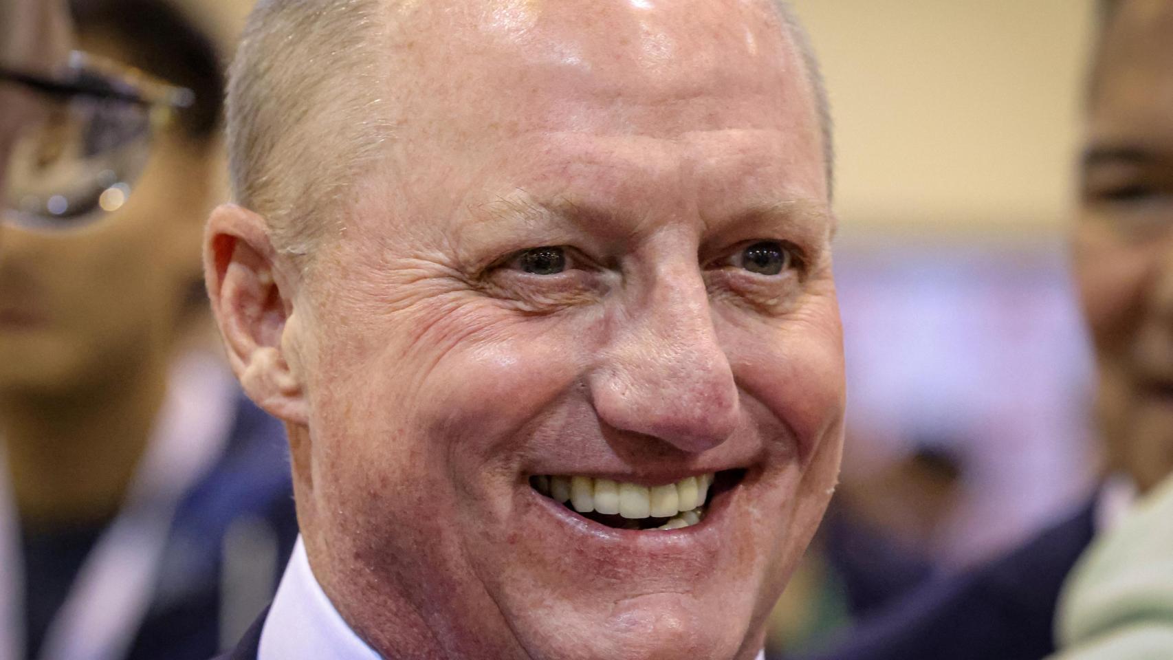 Greg Abel, sucesor de Warren Buffett, habla con los accionistas durante la junta anual de accionistas de Berkshire Hathaway.