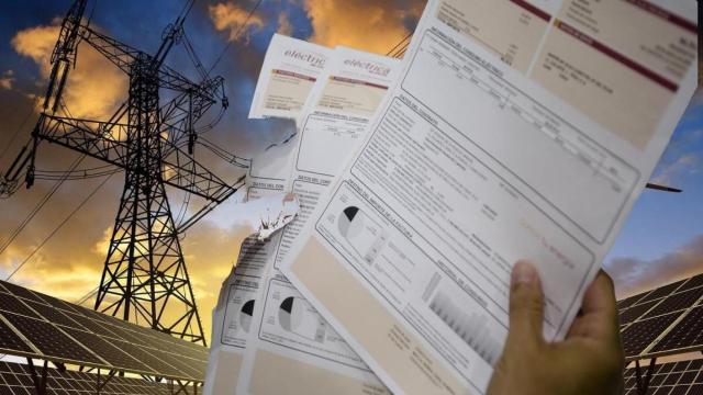 Fotomontaje de una factura de la luz con el fondo de unos cables de alta tensión y fotovoltaica.