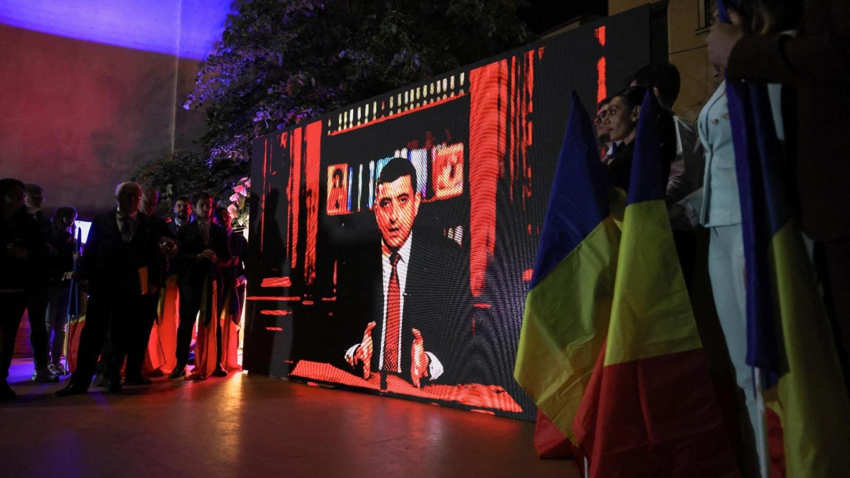 Partidarios observan al líder de la derecha radical Alianza para la Unión de Rumanos (AUR), George Simion.