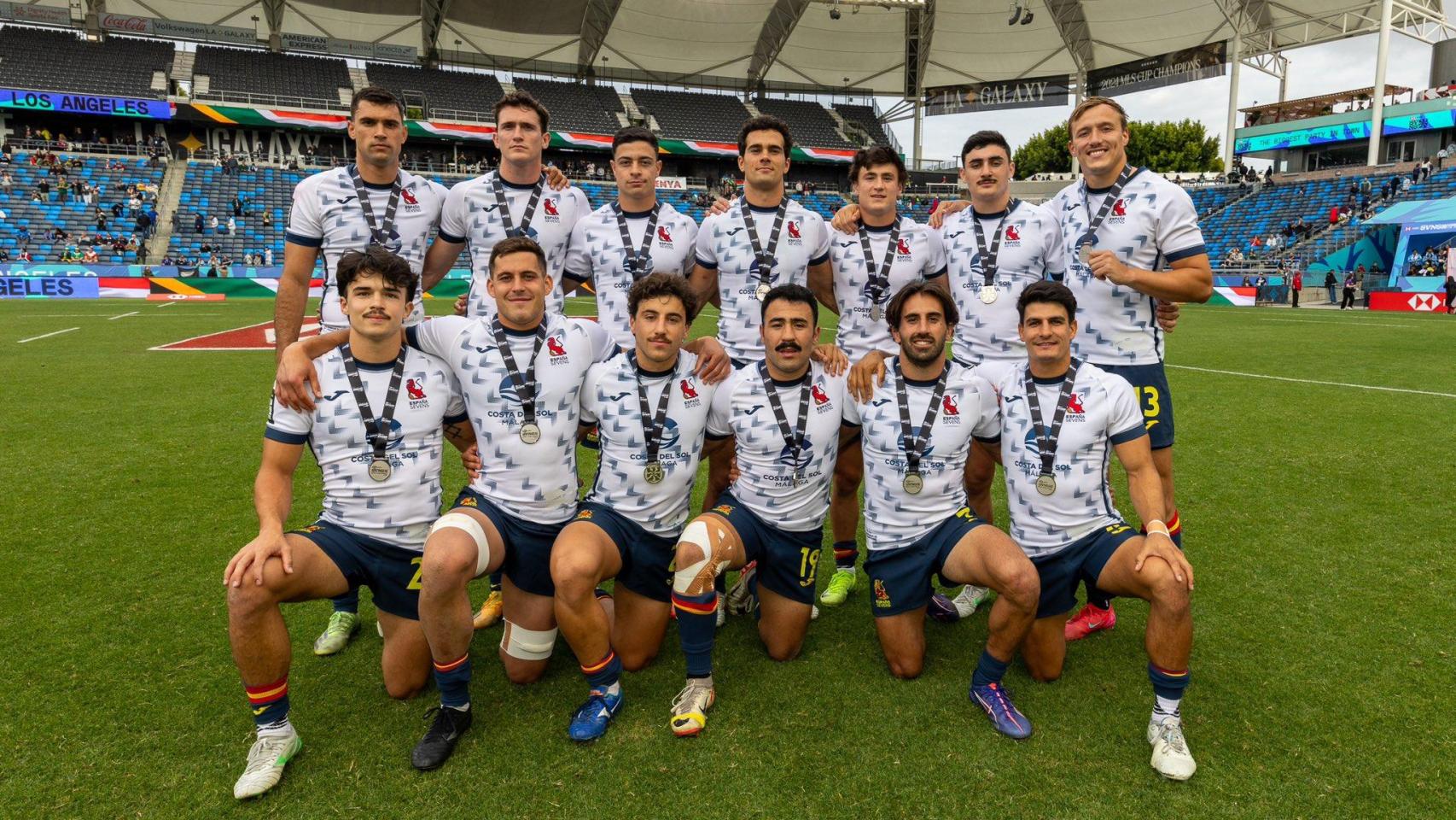 Los integrantes de la selección española de rugby 7 tras colgarse la plata mundial