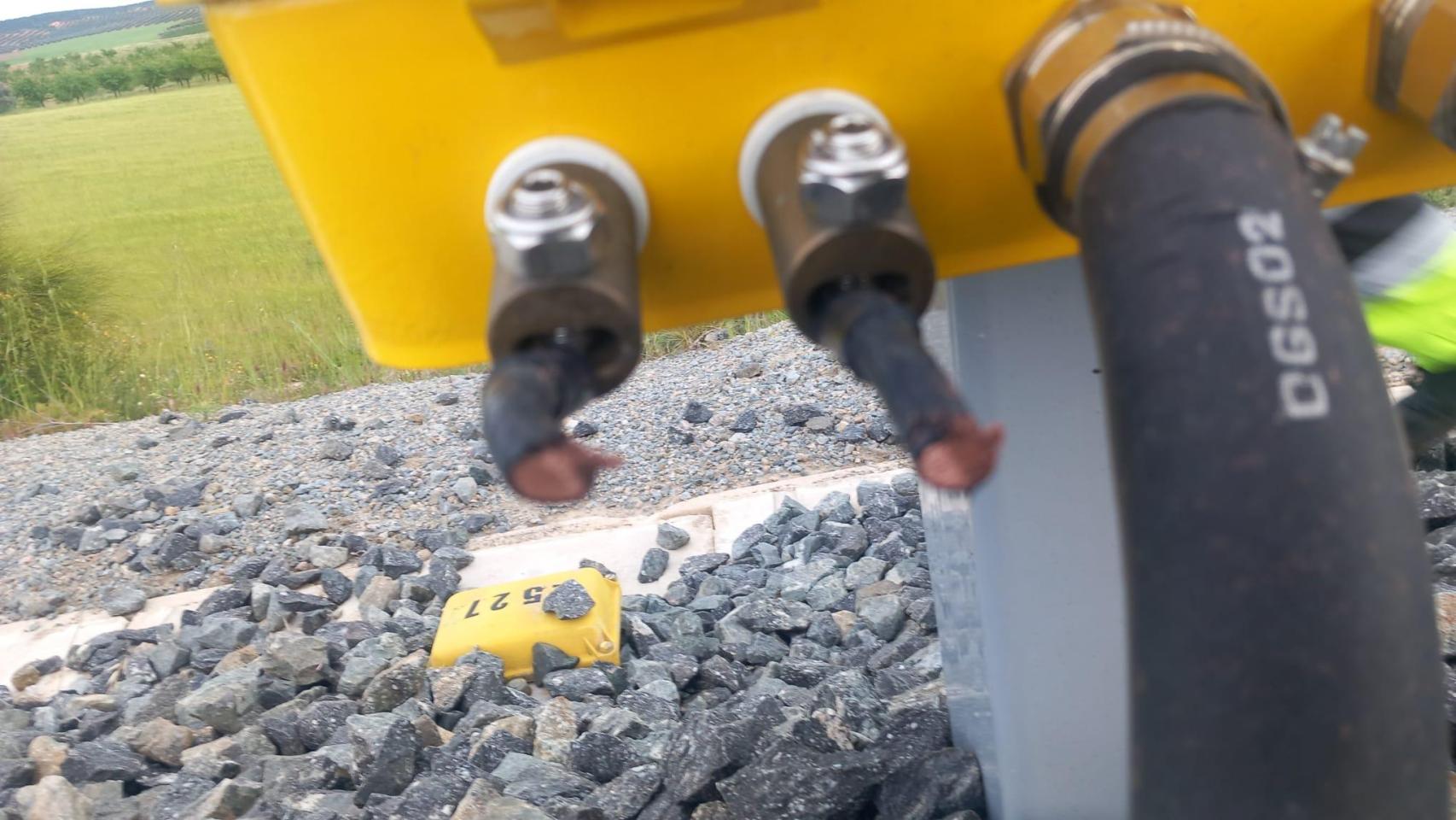 Imagen del robo de cobre en la línea Madrid-Sevilla.