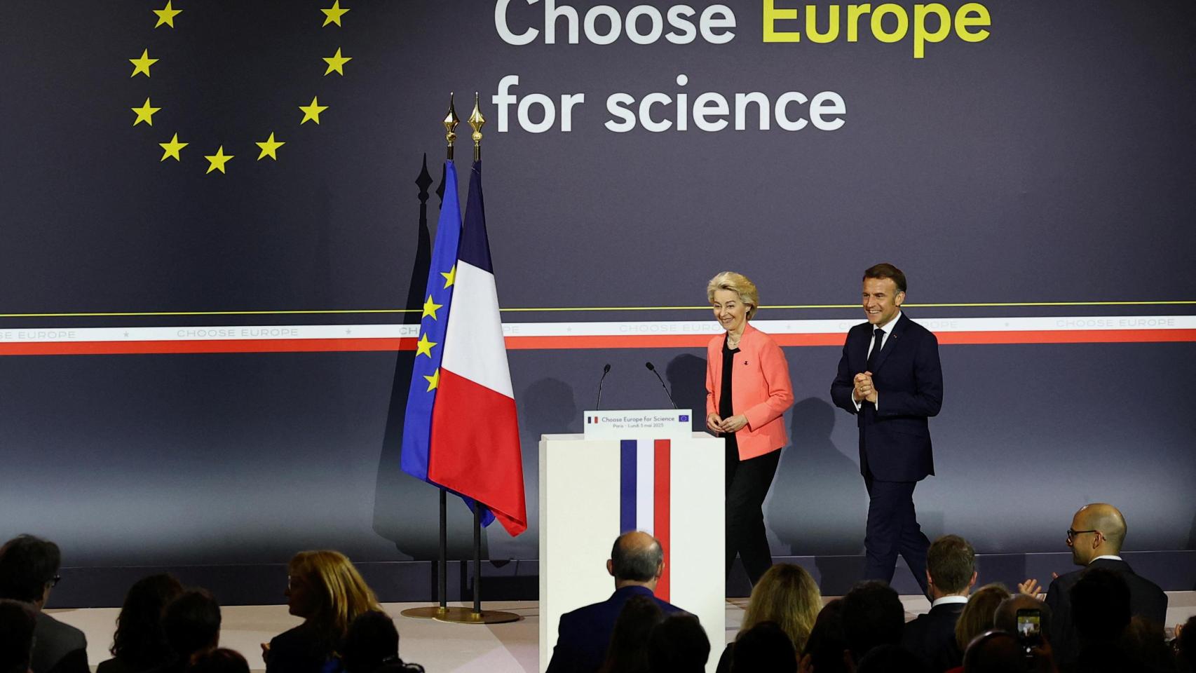 Ursula von der Leyen y Emmanuel Macron, durante el acto de este lunes en París