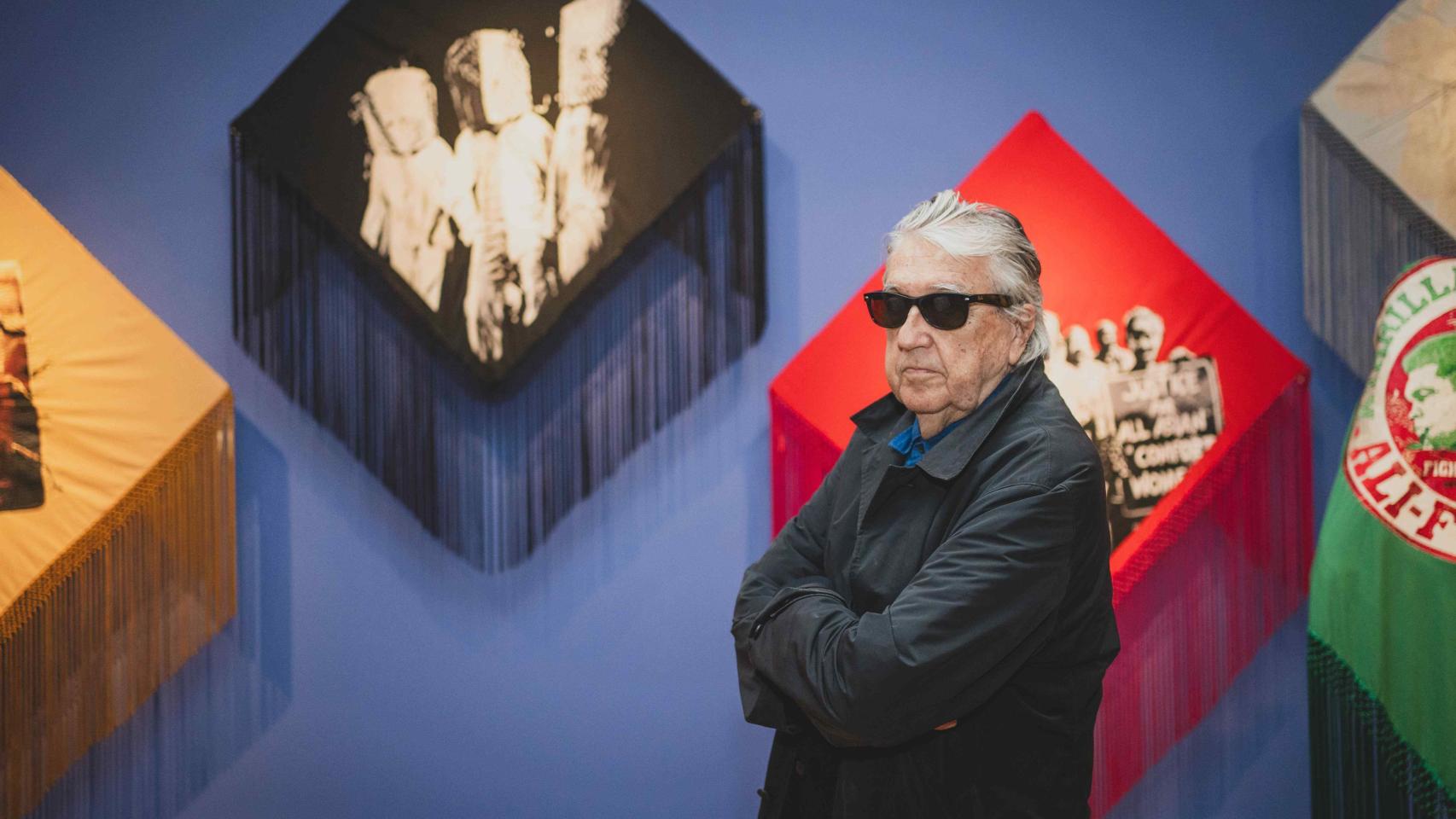 Antoni Muntadas en una de las salas del Museo de la Moneda y Timbre. Foto: Sara Fernández