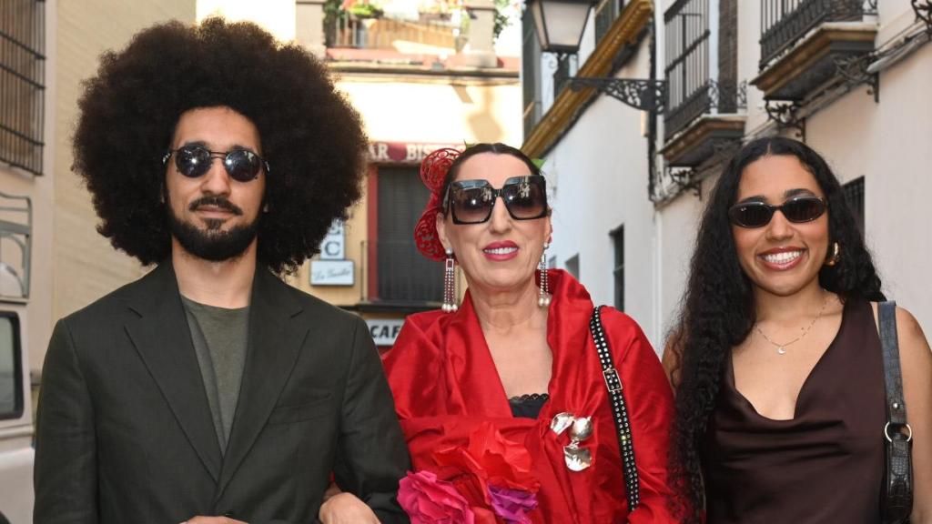 Rossy de Palma junto a sus dos hijos, Fabriel y Luna, en un evento de 2025.