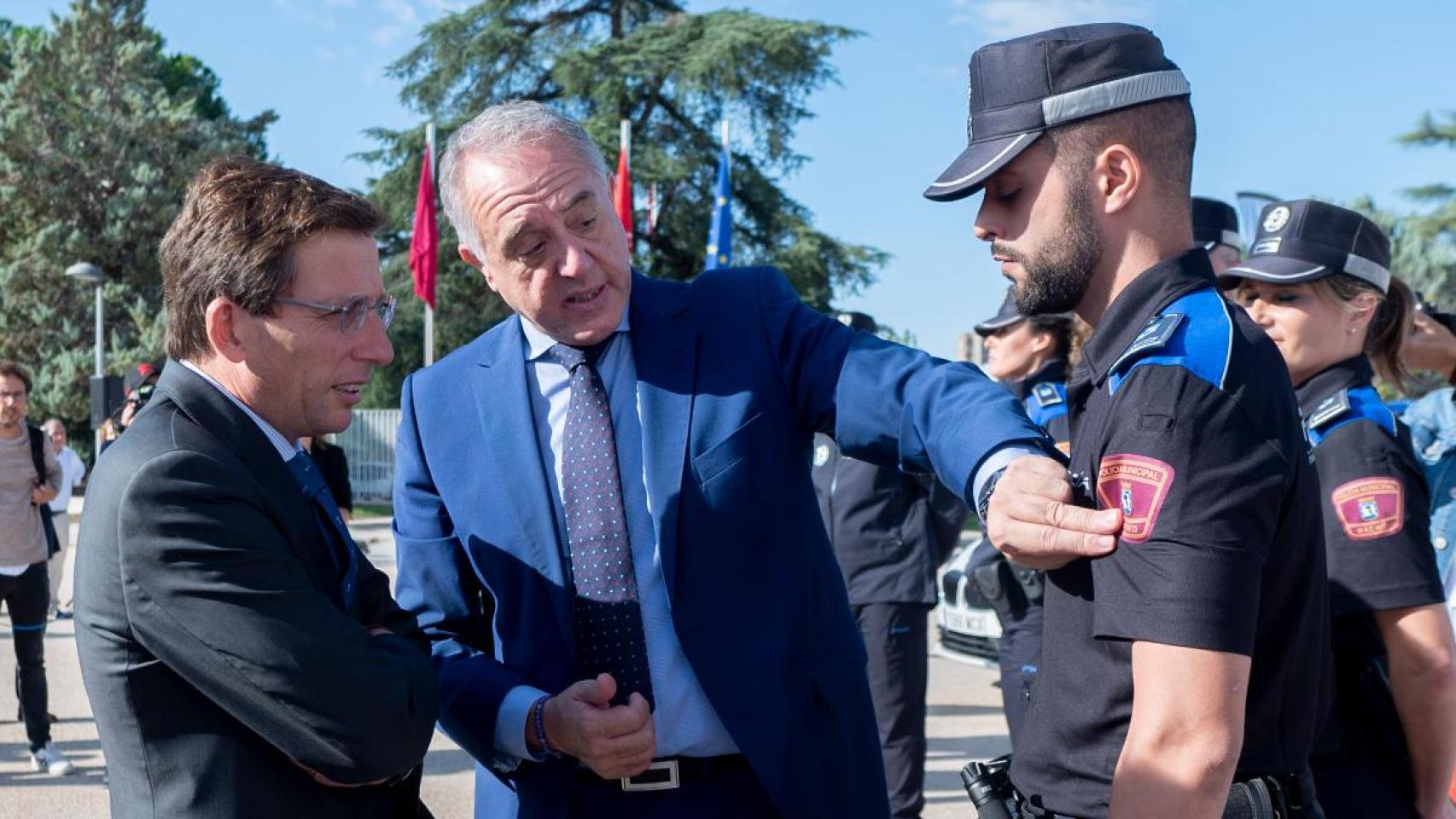 El alcalde de Madrid, José Luis Martínez-Almeida, y el director general de la Policía Municipal, Pablo Enrique Rodríguez, en el centro.