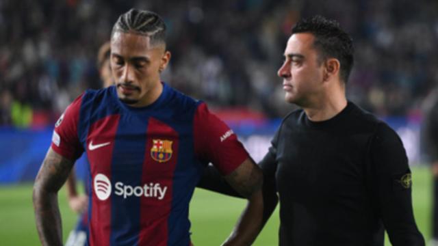 Raphinha y Xavi Hernández, en un partido del FC Barcelona