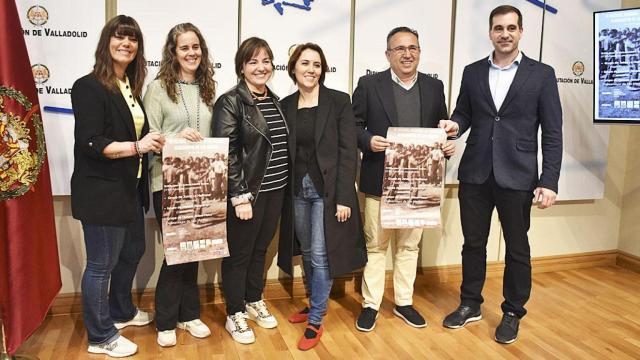 Foto de familia de la presentación del VI Festival de Folclore de Aldeamayor de San Martín