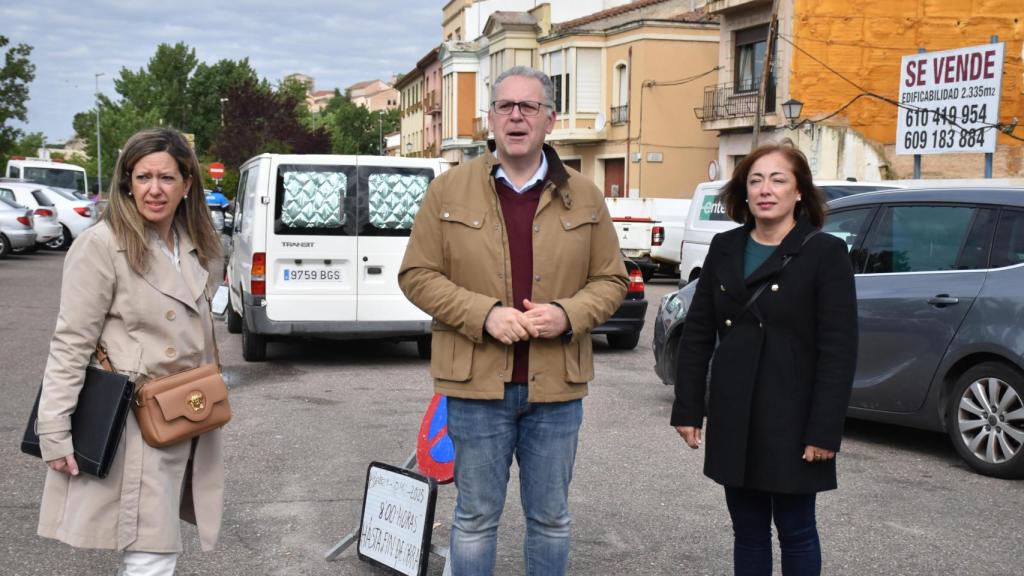 Los concejales del PP Jesús María Prada, María Teresa Gago y Eva Ariza en la plaza de San Julián del Mercado