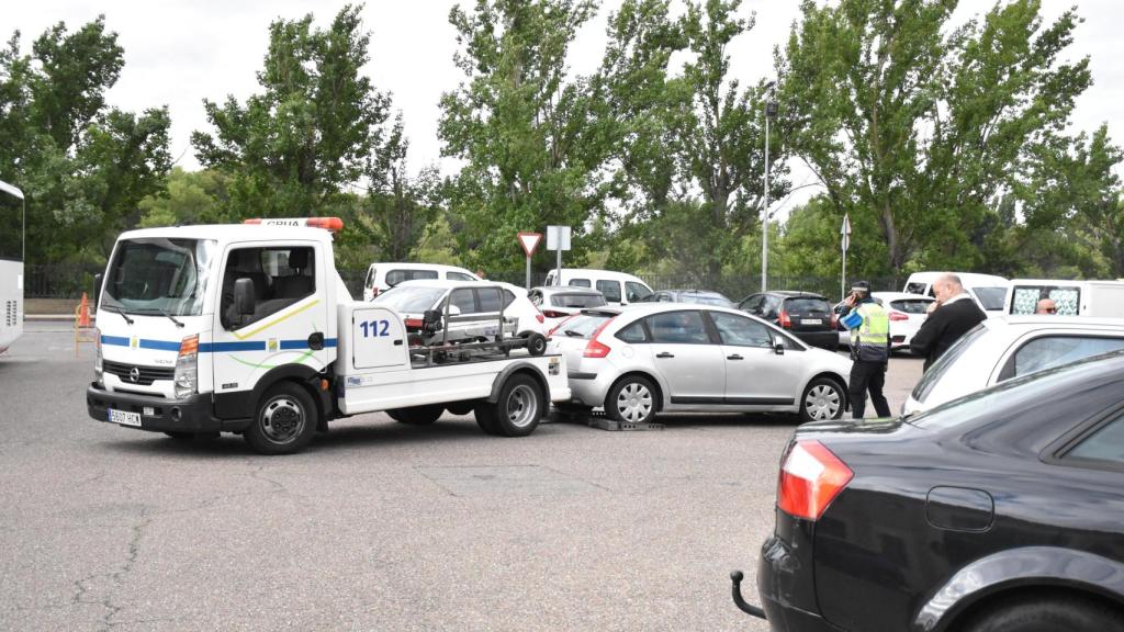 La grúa se lleva un coche en la plaza de San Julián del Mercado