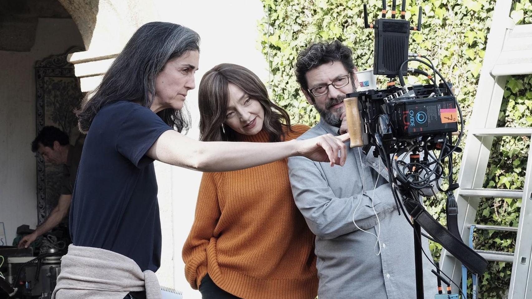 Avelina Prat, junto a Maria de Medeiros y Manolo Solo