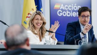 La vicepresidenta segunda, Yolanda Díaz, y el ministro para la Transformación Digital, Óscar López, en la rueda de prensa posterior al Consejo de Ministros.