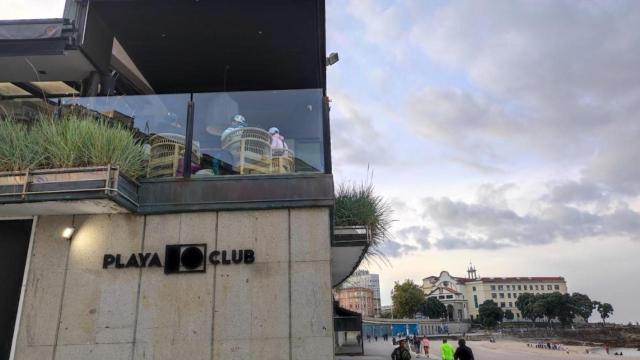 Lateral del acceso a la discoteca Playa Club de A Coruña, bajo la cafetería.